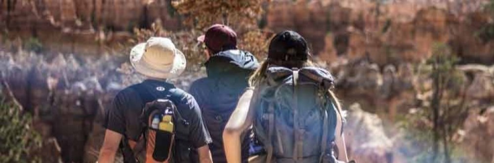 Gemeinsames Wandern im Wellnessurlaub entscheunigt